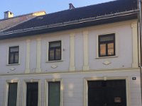 Ulica Vladimira Nazora 9 Kuća je izgrađena prije 1824. godine u klasicističkom stilu  Kuća je izgrađena prije 1824. godine u klasicističkom stilu, a prvi veći zahvat izveden je u drugoj polovini 19. stoljeća. Tipološki pripada nizu stambene građanske arhitekture iz prve polovine 19. stoljeća građene za potrebe stanovanja na katu i poslovnoga prostora u prizemlju.